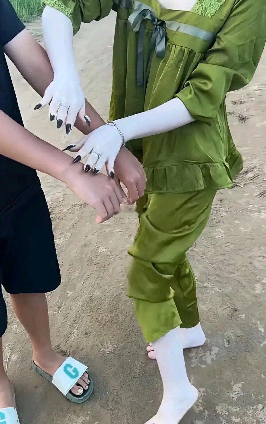 大哥，嫂子不像本地人啊