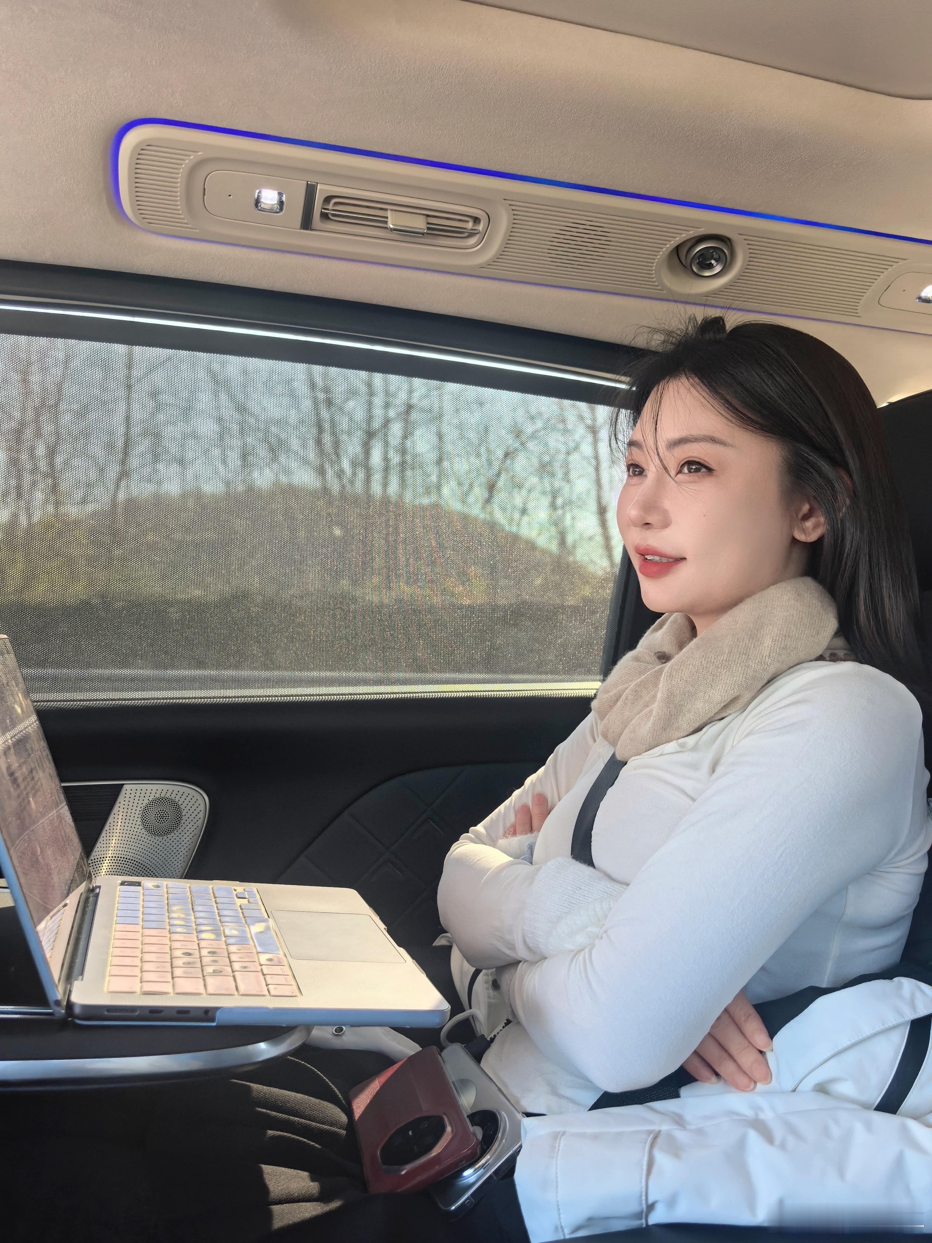 岚图梦想家的后排小桌板真好用，居然能踏踏实实办公，非常稳，敲键盘完全不晃，尺寸也