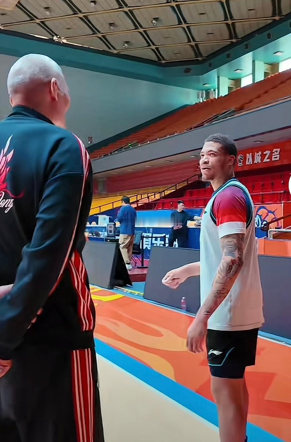 对阵上海大鲨鱼赛前，山东男篮小外援约翰逊在比赛场边学会了一首歌，而且哼了几句唱得