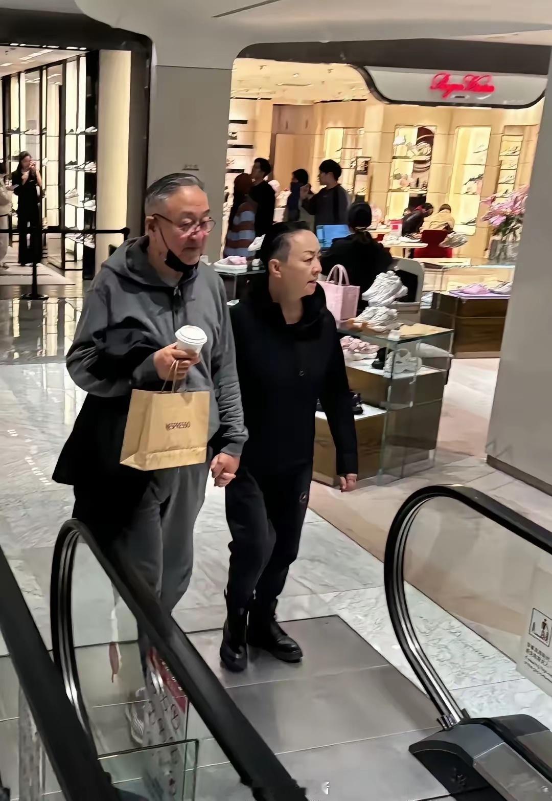 看到宋丹丹和他老公，才明白有钱男人再婚，也不是一定就找年轻的，门当户对或许更为稳