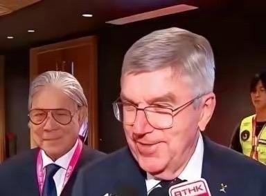 如果非让中国办2036年奥运会，可以考虑两个思路，一是由香港举办，费用由香港和国
