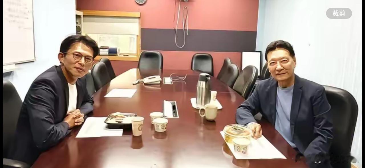 赵少康不自量力，竟然跑去跟黄国昌谈“蓝白合”，你算哪根葱？以什么身份？结果自讨没