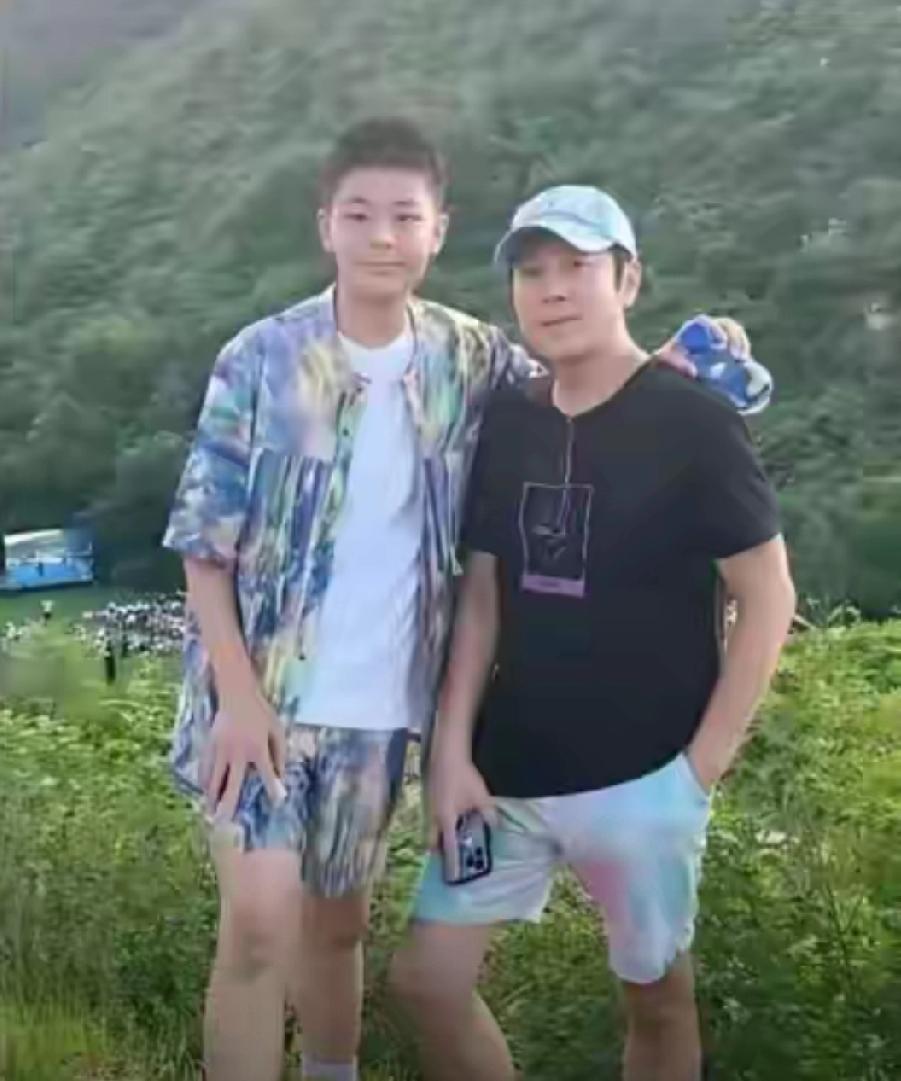 家人们谁还没被蔡国庆家俩儿子的颜值“暴击”！大儿子已然是“身高担当”