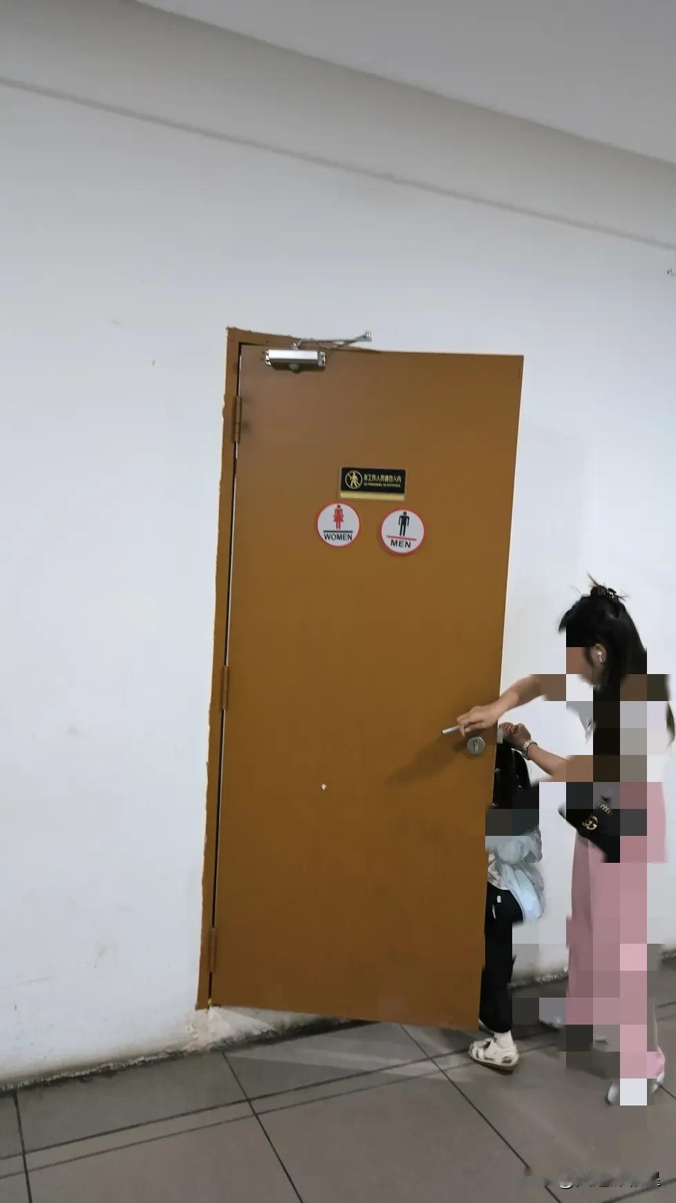 今天在马来西亚出糗了，瞬间骂自己:“咋这样哩，无非搞得错了”，明明看见门上一个男
