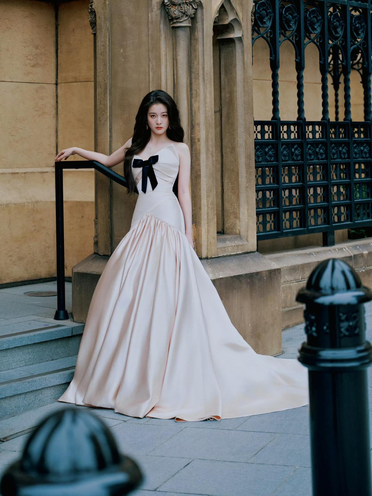 优雅复古风，粉色长裙，复古建筑背景，少女情怀张雪迎！！！