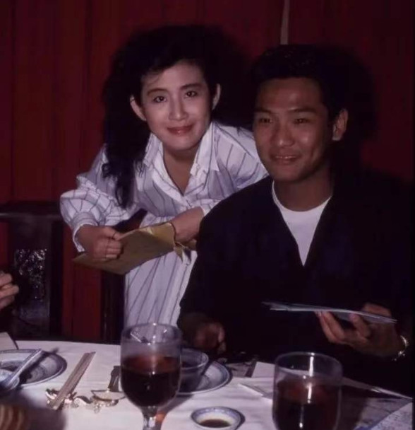 2005年，吴君如和男友陈可辛相恋8年，终于在40岁时高龄怀孕了。可记者采访陈可
