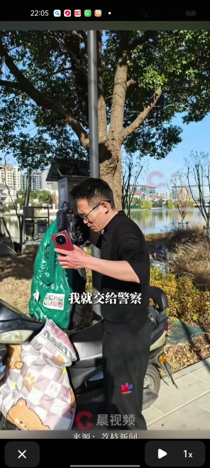 12月17日，安徽芜湖。女孩往水里走哭喊着“别碰我”，黑衣男子果断施救，上岸后冻