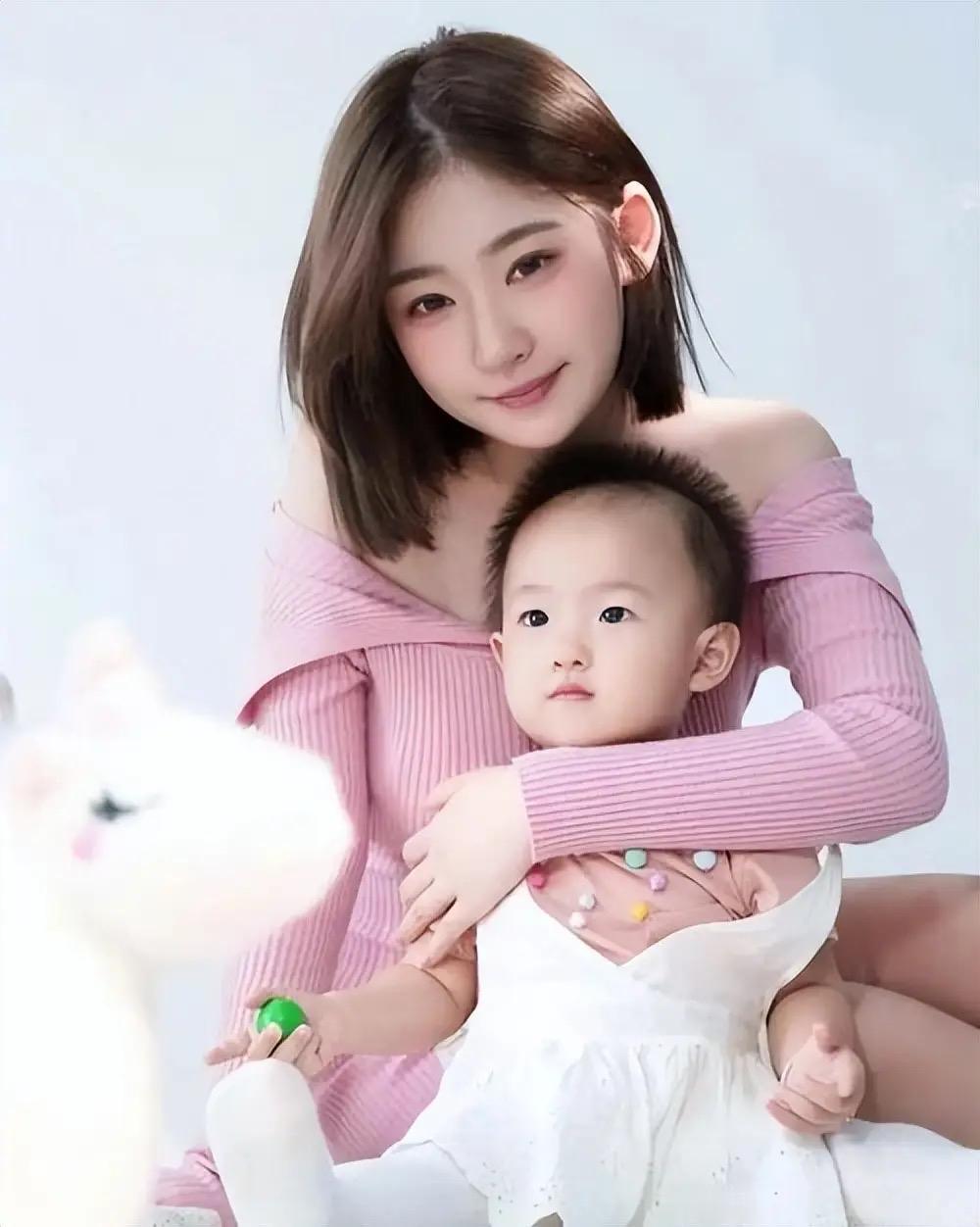 闪闪被接走后，黄一鸣离开了杭州，去了苏州，他说后面可能还会出国，他真舍得离开闪闪