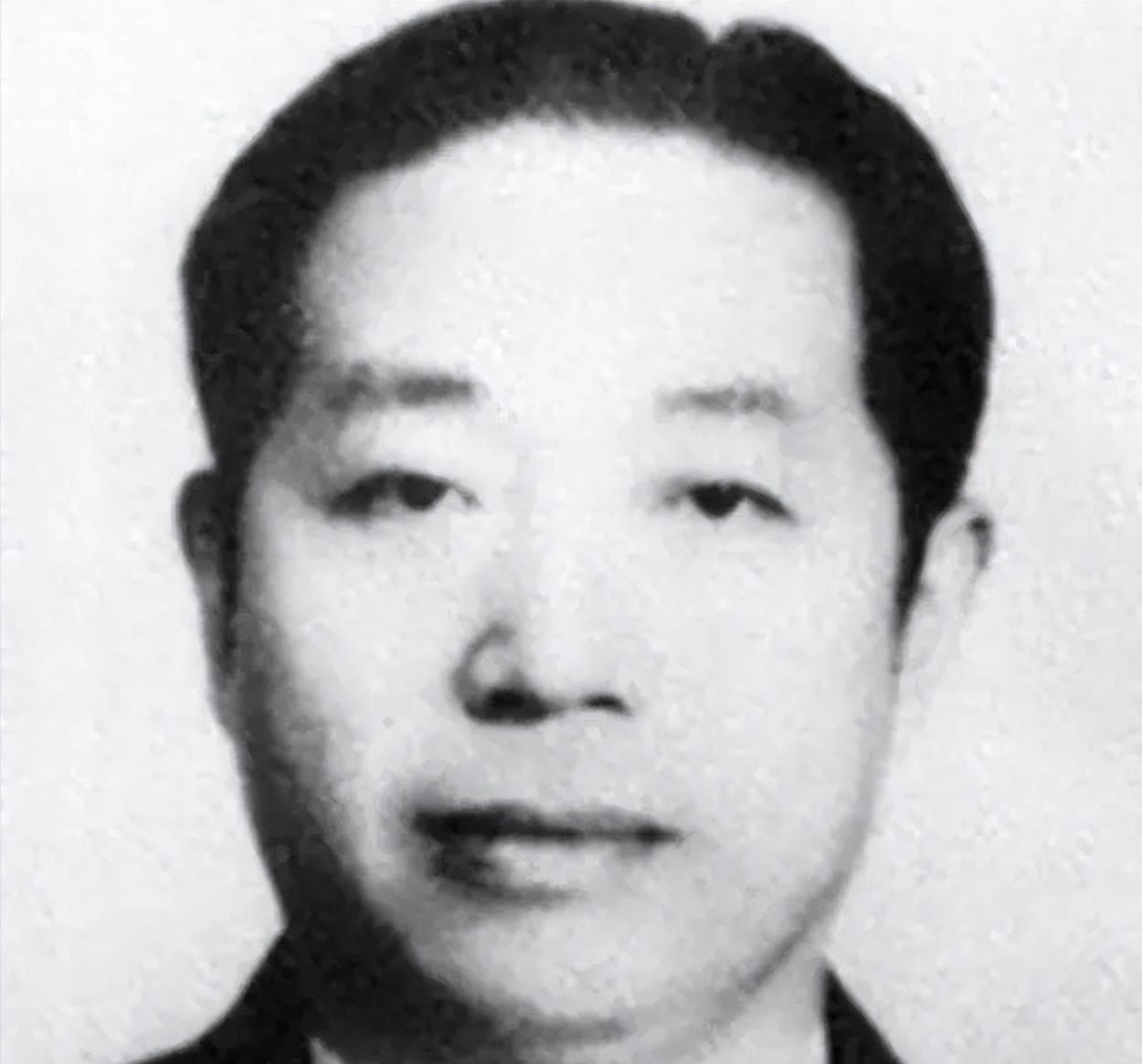 1937年，刺蒋失败后，百变杀手华克之投奔延安，伟人看到后却当场断言：你绝不能留