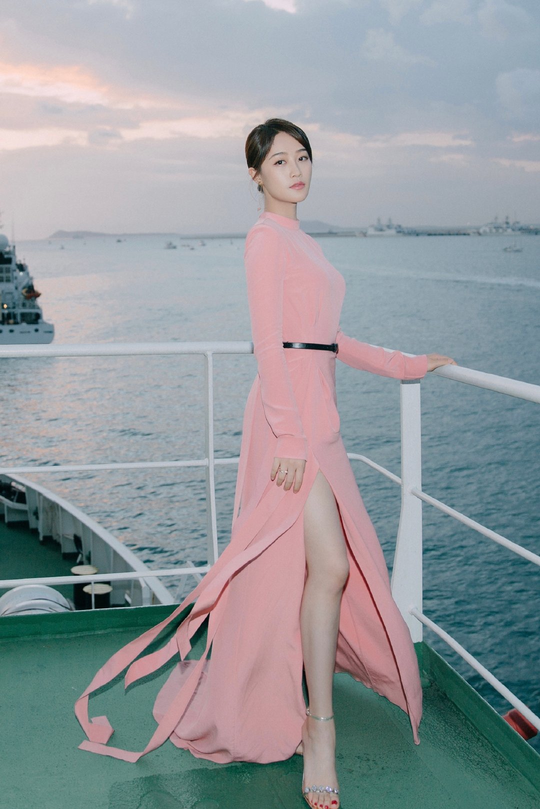蓝盈莹长相身材皆可，一袭淡粉长裙，甜美婀娜。#蓝盈莹#​