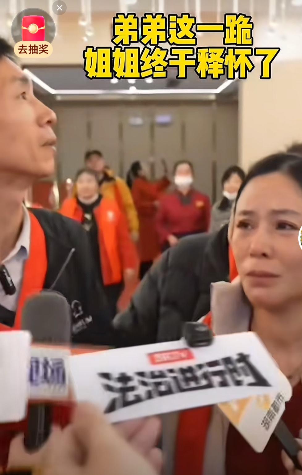 李鑫回到湖北仙桃老家看到姐姐为他准备的一切，直接给姐姐跪下了，感谢姐姐这么多年不