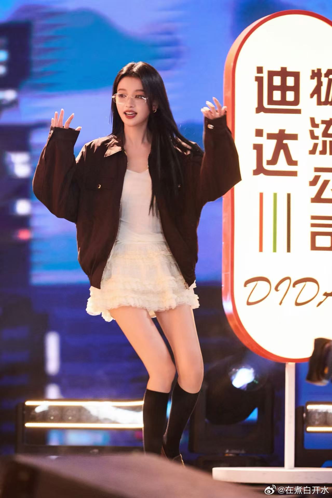 终于等到孙怡上浪姐了终于等到孙怡参加浪姐啦，长腿颜值都很亮眼，期待她在舞台上的表