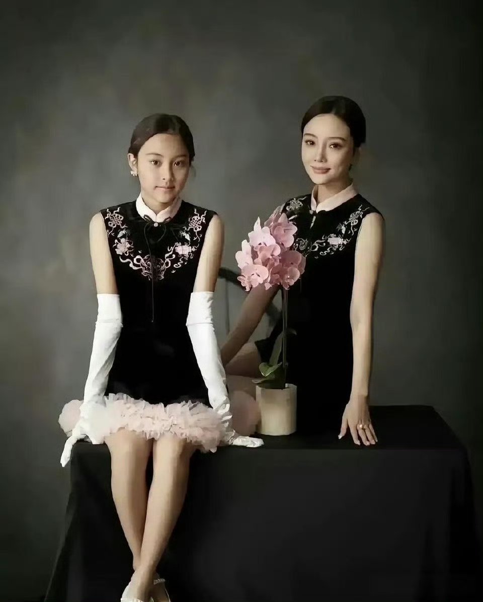 李小璐和她闺女长得一模一样。不用亲子鉴定了。