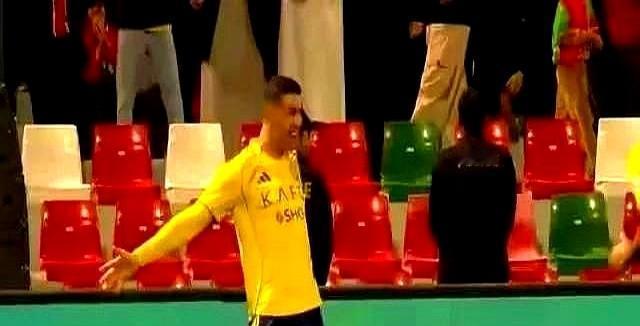 刚喊完稳了，这冠军又悬了。利雅得胜利2-3客场输给吉达国民。赛后C罗叉着腰，