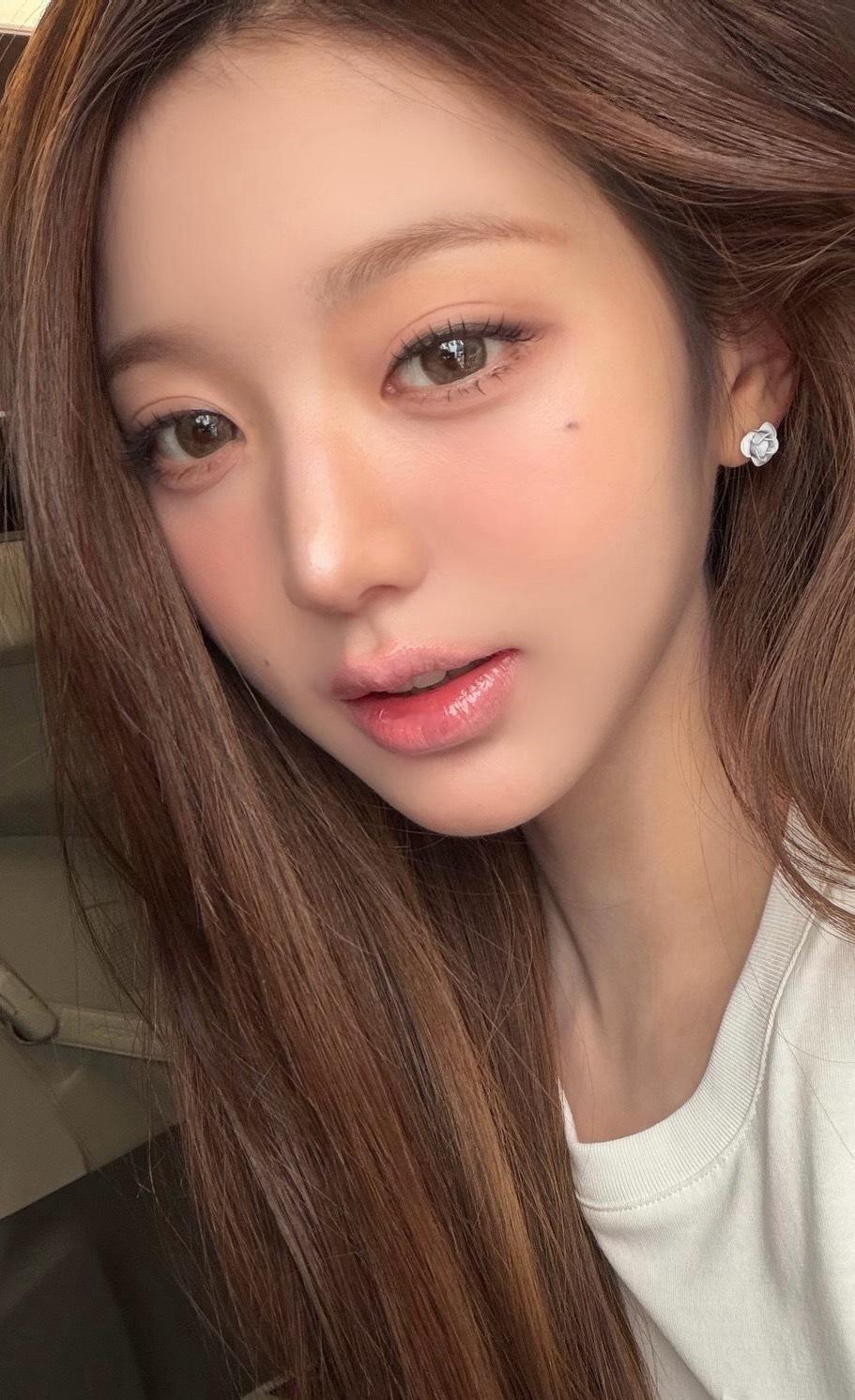 眼睛的质感美得好像芭比娃娃审美积累中….💕