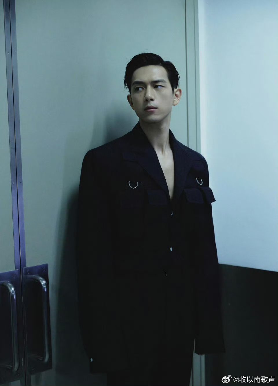 坏了这个李现是真男模，穿简约西装都自带气场，肩线优越步态挺拔，镜头前随手一拍都是