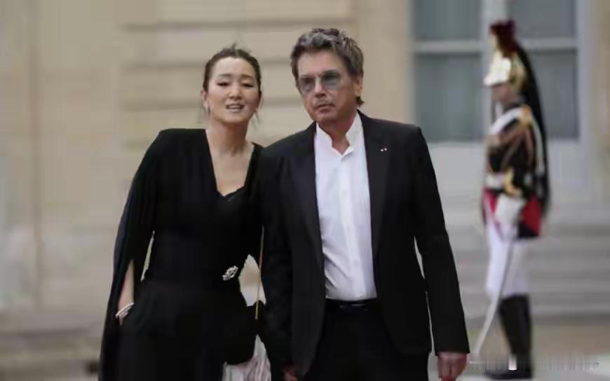 巩俐真是演艺圈传奇。从高考两次落榜，到被中戏破格录取，再成为国际知名的“巩皇”，