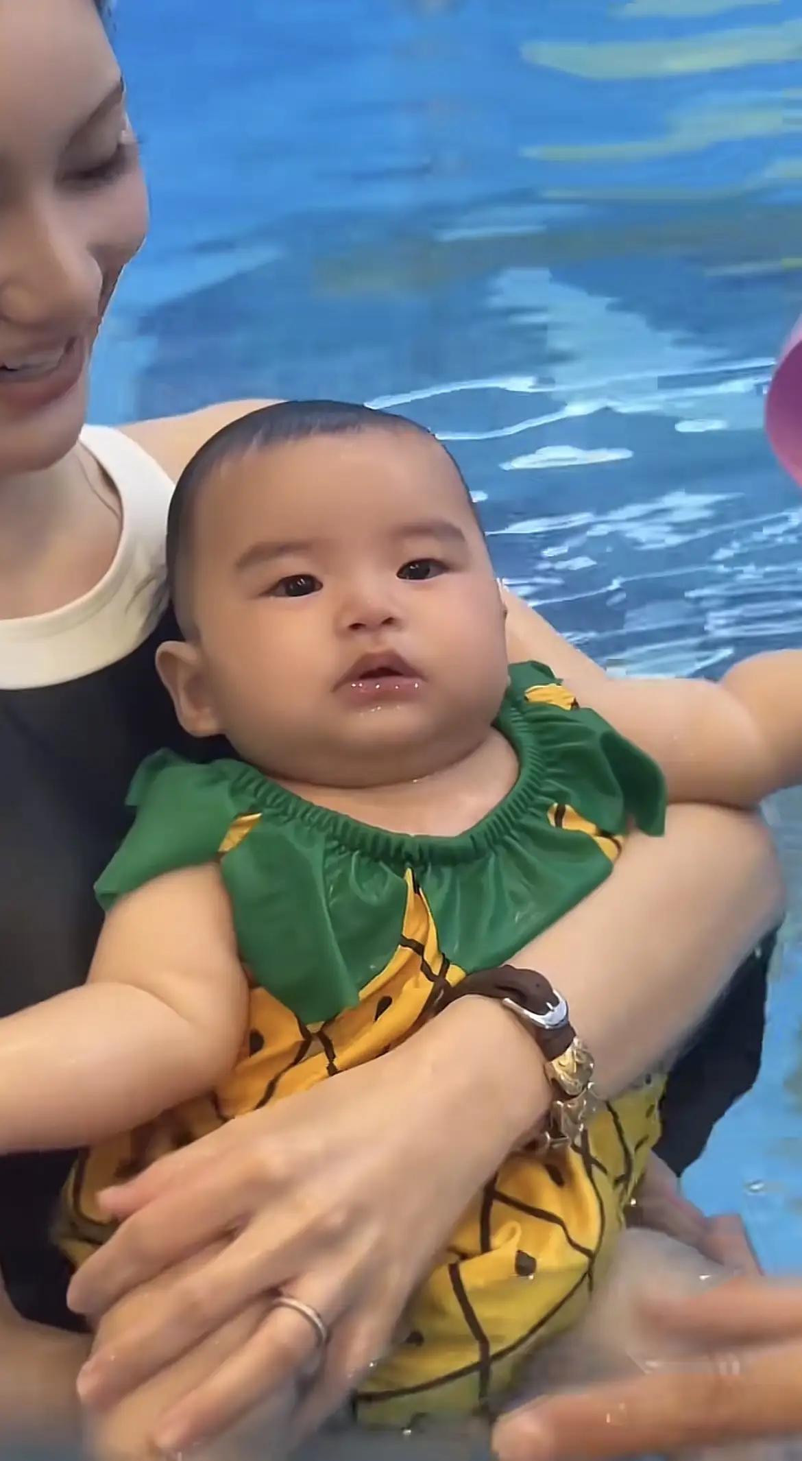 马筱梅可真是个十足的虎妈。汪宝儿才5个月大，她就带着汪宝儿去游泳了。汪宝儿