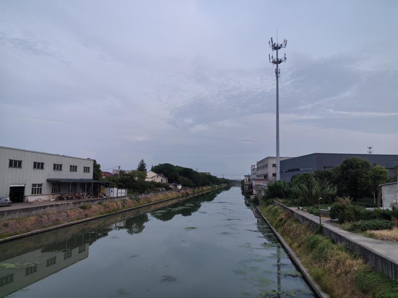 我们这里通往太湖的大河里，昨天发现一具尸体，据说死者是个29岁的男子。家属已经
