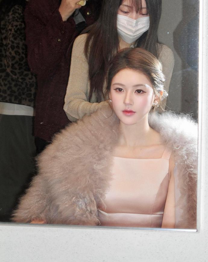 赵露思粉裙CCD赵露思粉裙CCD，就这个赵露思美啊，绸缎粉裙皮草大衣造型高贵优