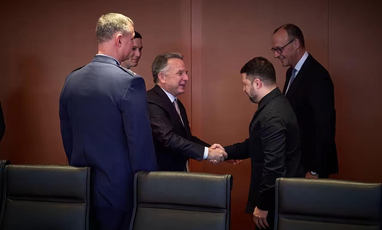 【绝不撤军也不投降】​据德国《图片报》12月15日报道，基辅准备接受前线的暂时