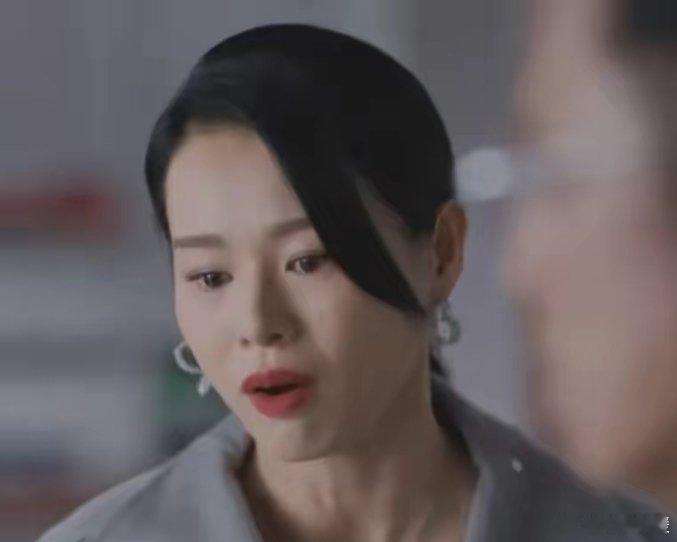 《蛮好的人生》李奋斗和邱丽苏一直有生意上的往来，邱丽苏租的办公大楼，就是李奋斗的
