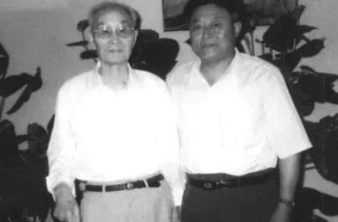 1987年，退伍老兵赵保群正在家午休，政府人员却找上门，对他说：别睡了，国防部长