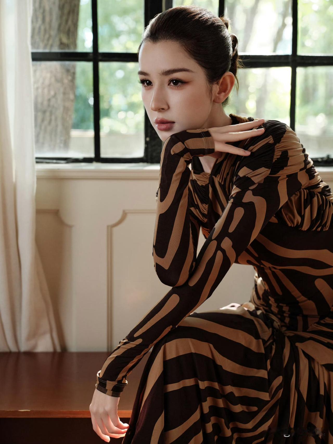 西域美人解锁摩登格调！哈妮克孜高级感氛围感封神哈妮克孜亮相FERRAGAMO菲拉