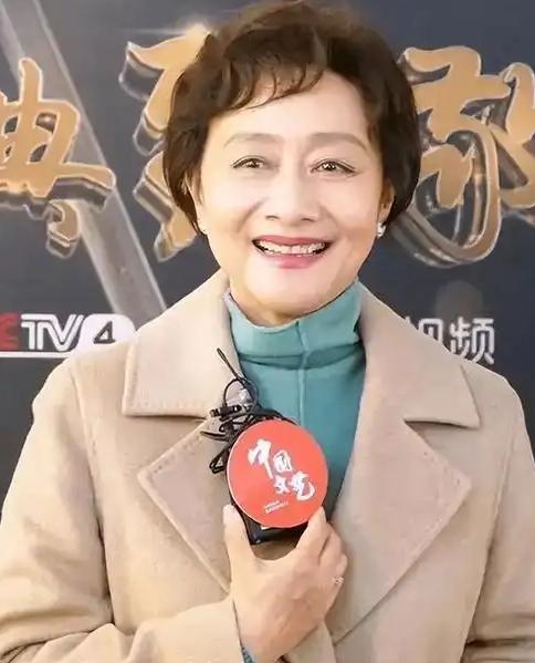 75岁的黄梅莹一病倒下，才认清当初下嫁的穷小子金鑫有多真。当年她演《渴望》火遍大