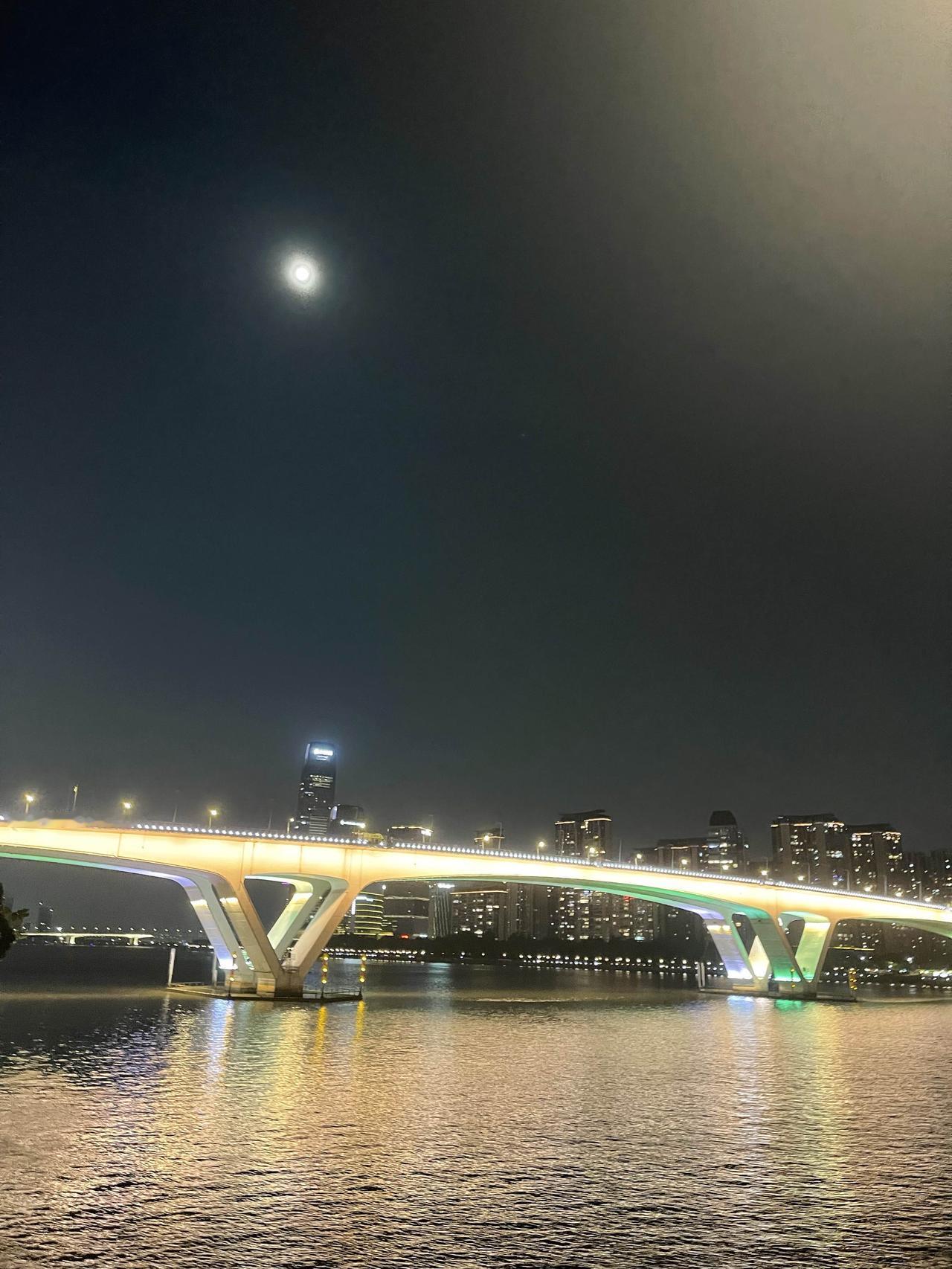 悄悄告诉你一个宇宙法则，信不信由你：你越感恩，好事越往你这儿跑。天天抱怨，好运