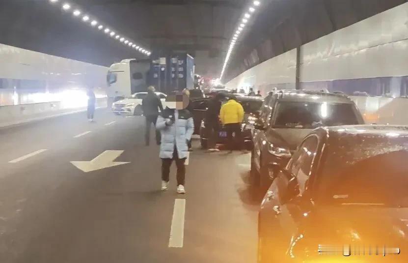 你体验过在隧道里上演“连环碰碰车”吗？就在1月30号中午，G40长江隧道里真出了