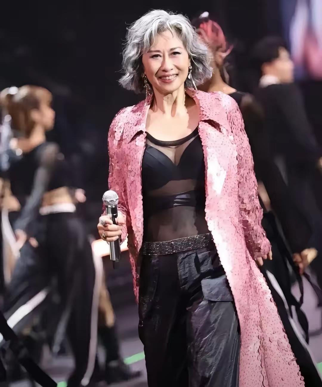65岁的叶倩文，现在仍旧是宝刀不老，她和陈奕迅、林子祥同台演出，唱功仍旧像当