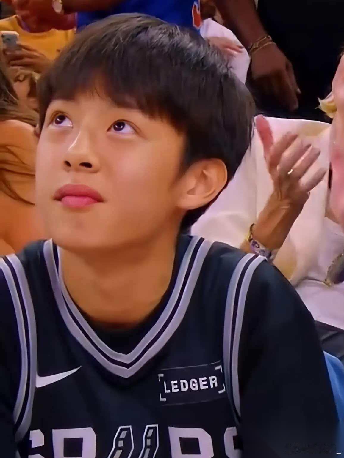 邓超儿子等等看球赛的这张照片，充分反映了一个问题，那就是妈妈好看爸爸不好看的