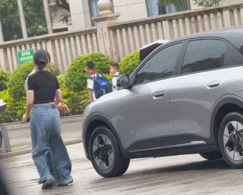 《女子被保安扇脸后续：耳膜穿孔确诊，更多恶行曝光，当地人愤怒发声》网传掐头去