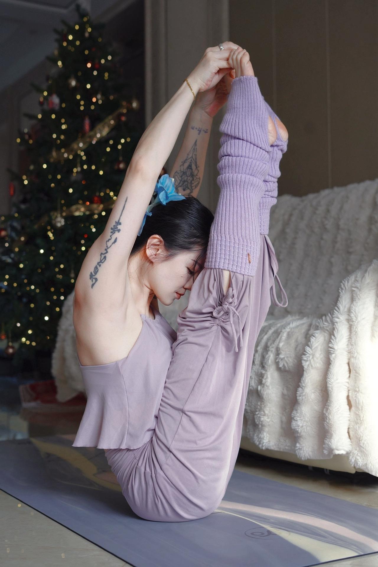 居家瑜伽｜流动是一场场不动声色的重建。瑜伽服搭配瑜伽女孩