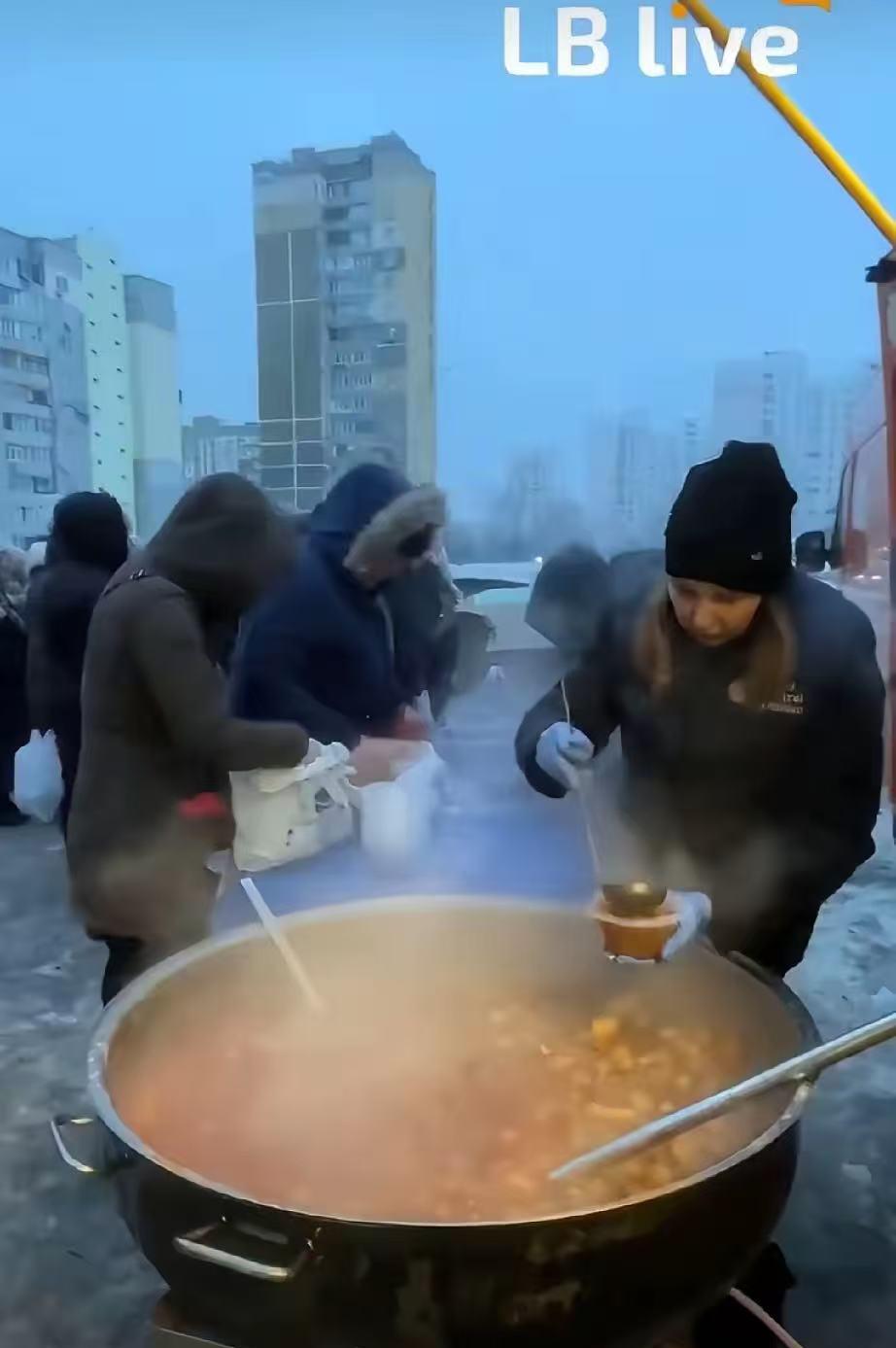 后悔有用吗？吃上救济饭的乌克兰基辅市民开始反思了，终于知道2014年颜革是错的了