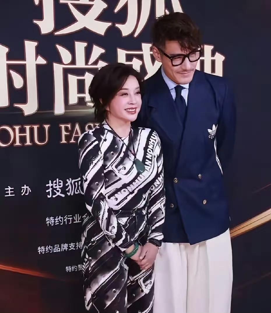 🔥75岁刘晓庆红毯杀疯了！蹦跳甩手上演逆龄暴击，全家围屏看呆：这哪是古稀？