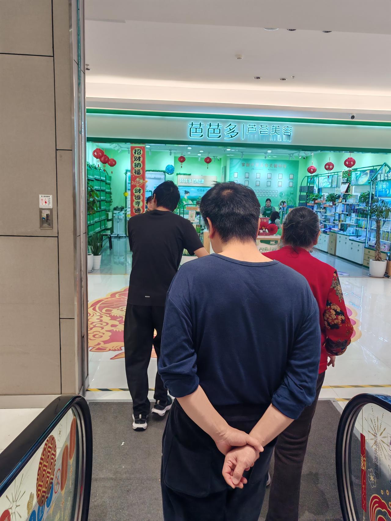 西安这天气怪异1月14日，这是我昨天拍摄到的路人照片，感觉温度乱了季节。看着是