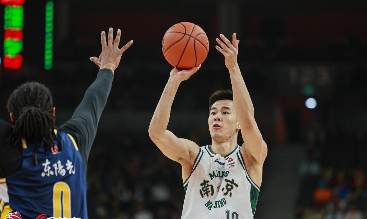 在郭昊文狂砍42分的“里程碑”之夜，忍不住说一段往事。2018年的U18亚洲杯