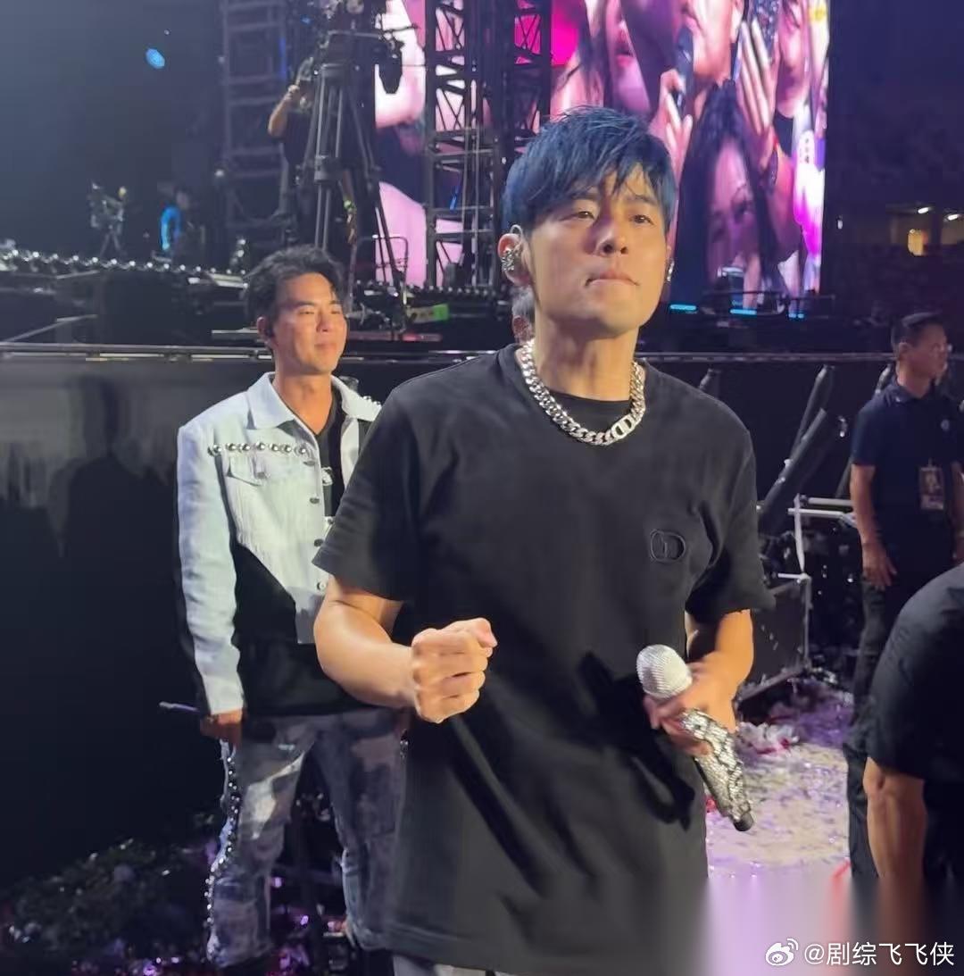 我有种预感周杰伦这次北京鸟巢演唱会后有一件事一定会发生，那就是以后大家对“演