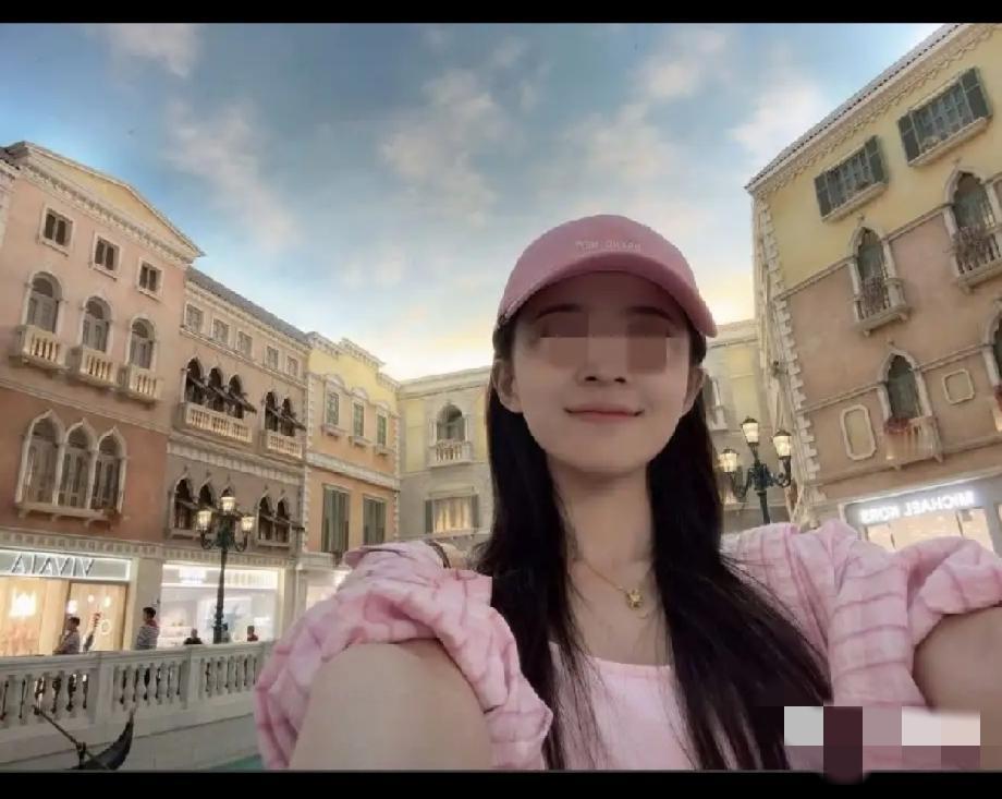 女主有个貌美的皮囊，表面上文静漂亮，老公也是个能干的男主，和女主的公司也是大企业