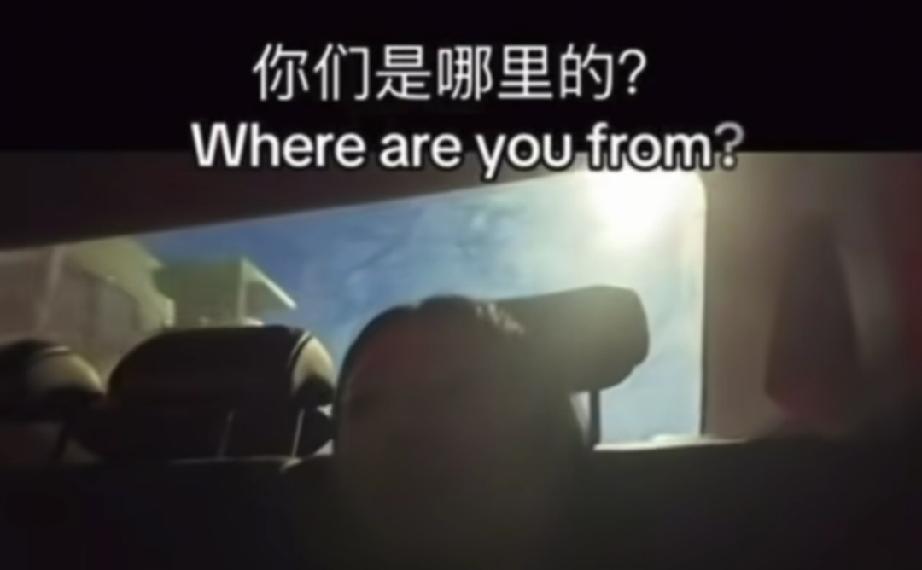一位中国司机突然问一位来中国旅游的越南姑娘：“中国好不好？”姑娘答道：“还可以，