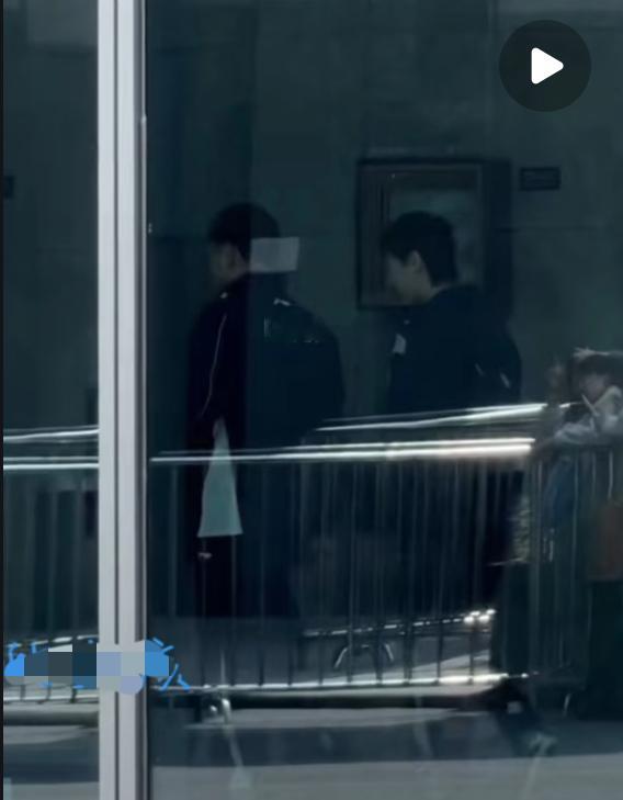 王曼昱还在重庆，一切安好，球迷可以放心啦！重庆冠军赛首个比赛日，王曼昱输大藤