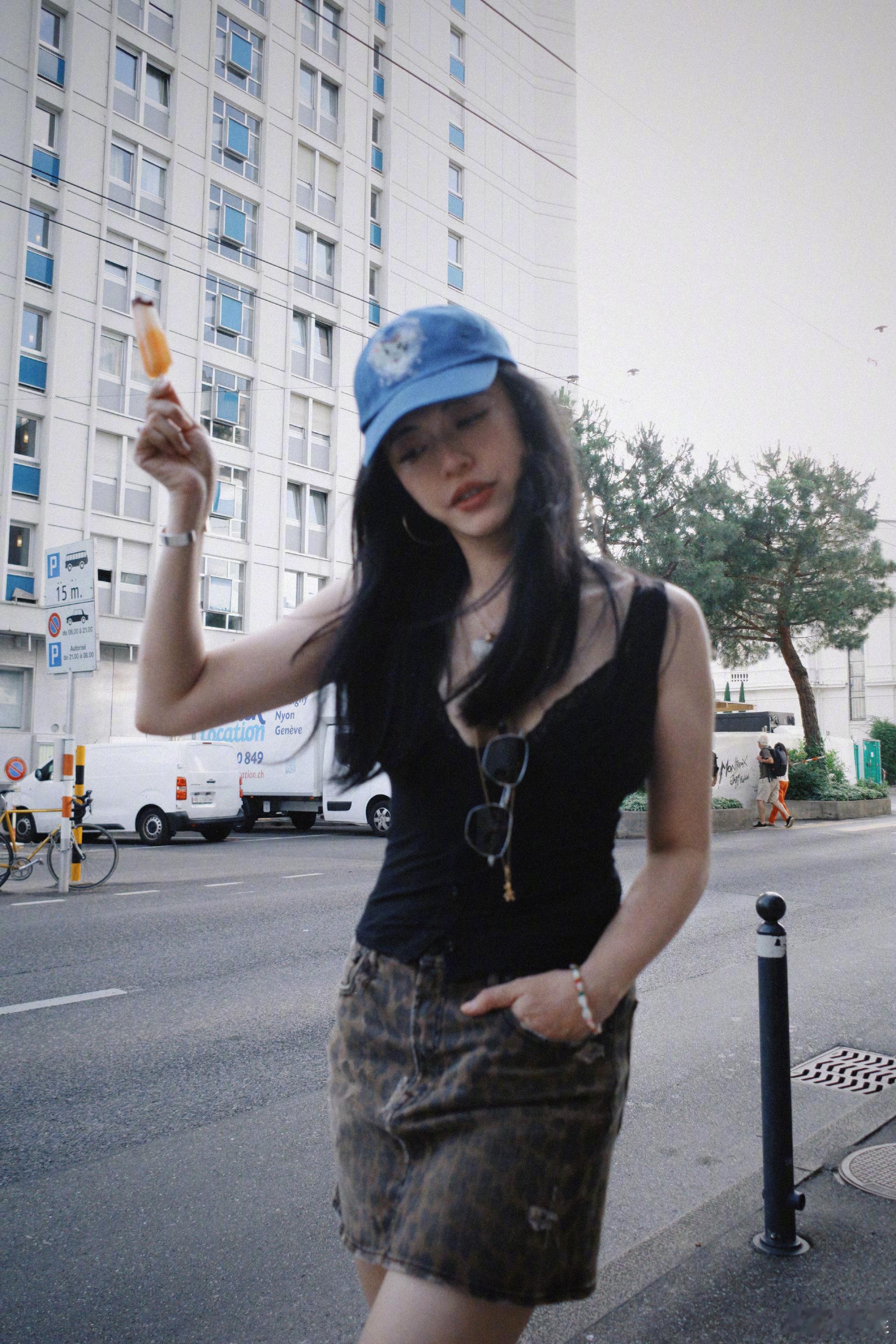 姚晨吃冰街拍照姚晨吃冰街拍照，好松弛的活人感啊，姚晨怎么越长越年轻了​​​
