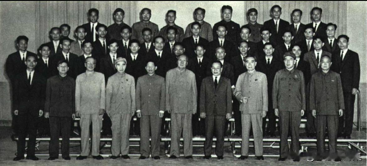 1970年9月23日下午5时45分，毛泽东主席在人民大会堂会见越南劳动党中央政治