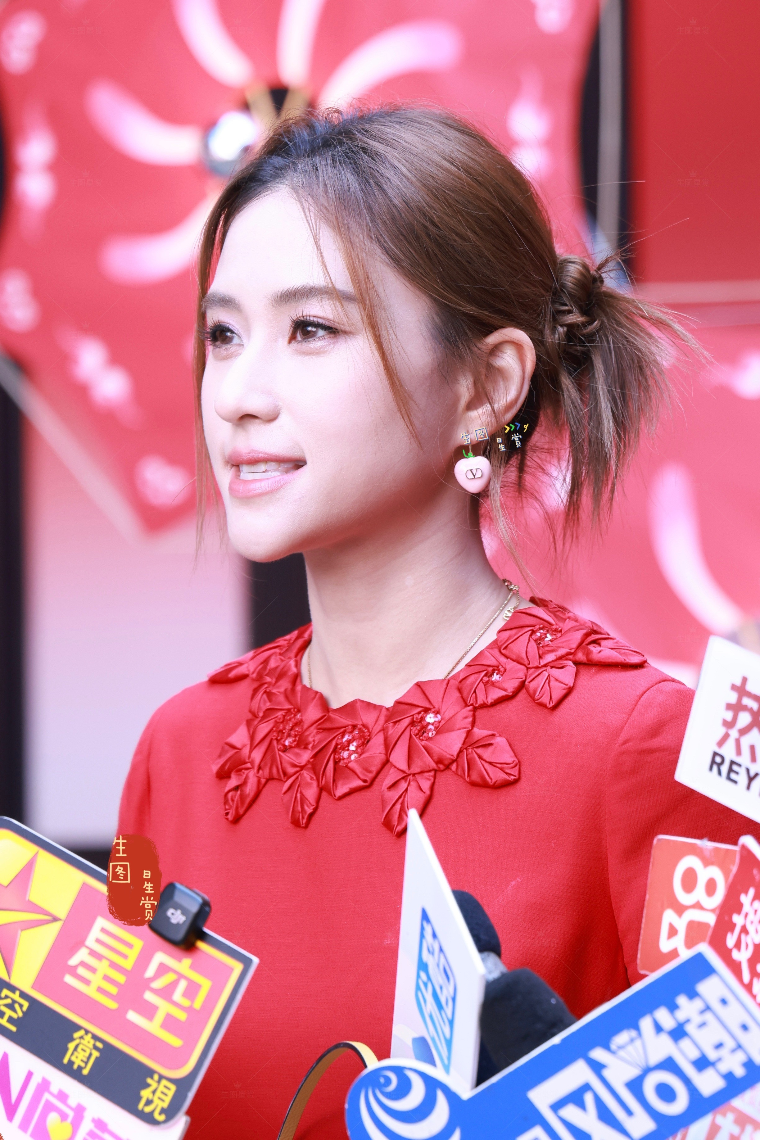 何超莲窦骁甜蜜同框新春灯会超有爱的一对，嗑到了❤️