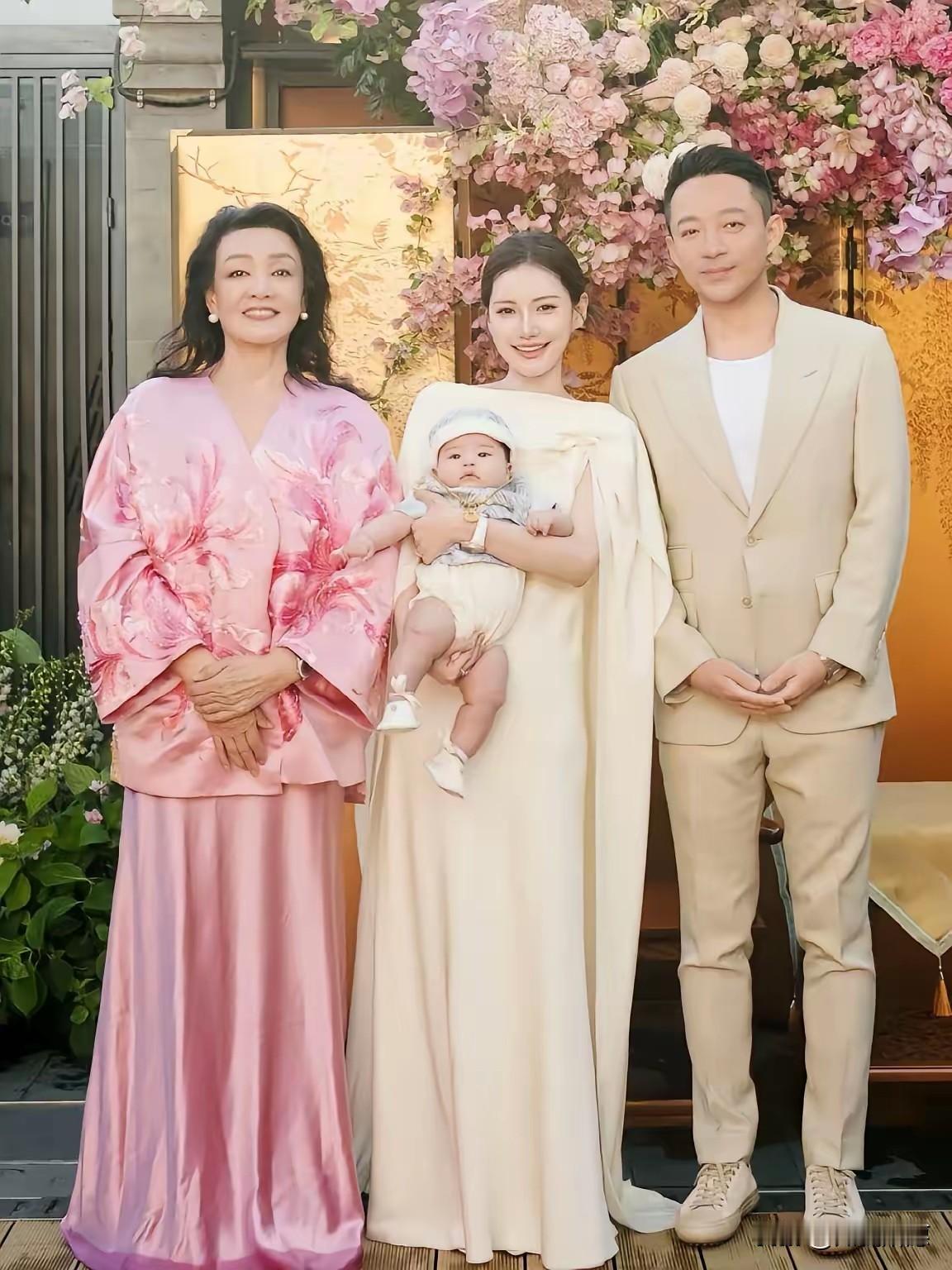 全家福各拍各的，百日宴零同框，张兰这波‘边界感操作’，看得人心里又酸又想鼓掌