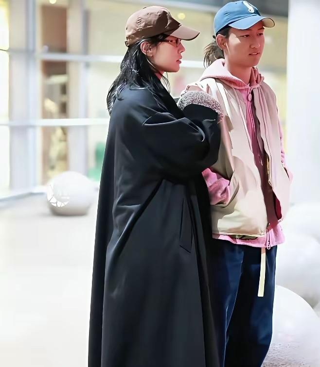 白百何的儿子元宝都这么大了，现在已经比白百何高了，扎着小辫子侧脸神似池子。话说陈