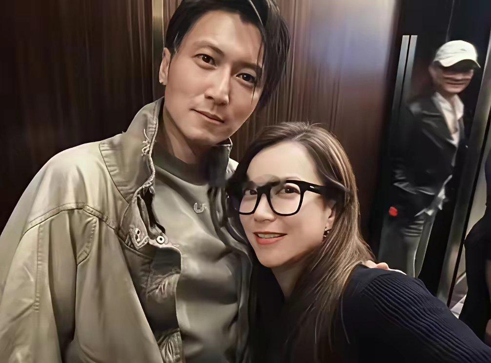 不演了，彻底的不演了你有你的男闺蜜，我有我的女经纪​​​