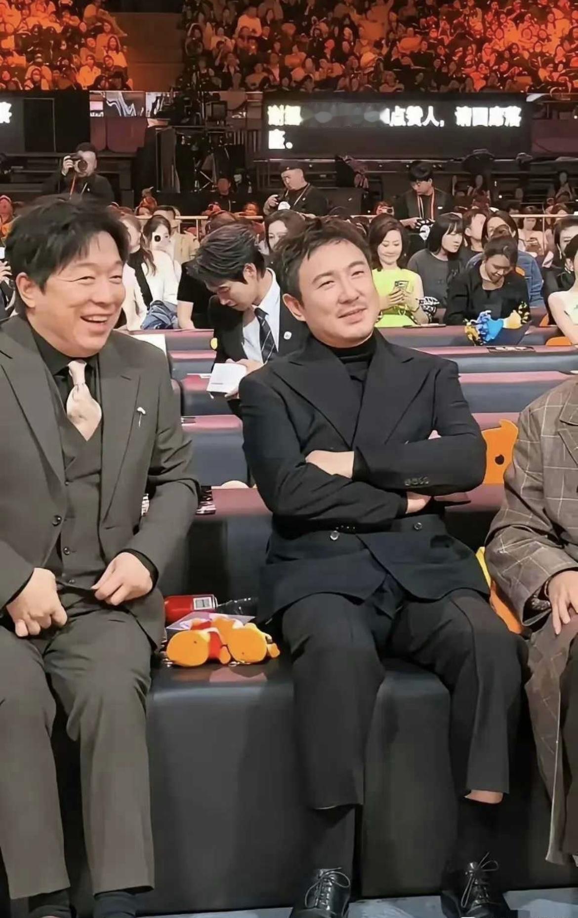 惊呆了，黄渤还得对沈腾点头哈腰吗？[哭哭]